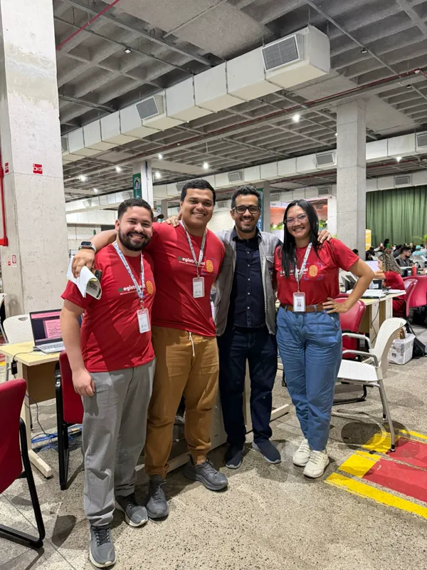 O Registrador Civil Miguel Jaime dos Santos Agra e sua equipe, com camisetas do Registre-se!, na área de atendimento do Centro de Convenções Vasco Vasques.