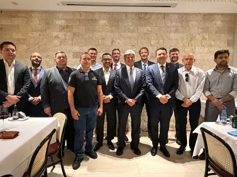 O Ministro do Supremo Tribunal Federal Luiz Fux posa com delegatários dos serviços notariais e de registro do Amazonas, entre eles o Registrador Civil Miguel Jaime dos Santos Agra.