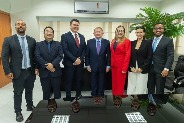 Os seis delegatários investidos, entre eles o Registrador Civil Miguel Jaime dos Santos Agra, posam com o corregedor-geral de Justiça do Amazonas, desembargador José Hamilton Saraiva dos Santos, ao centro, no gabinete da Corregedoria.